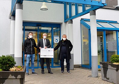Das Krankenhaus St. Vincenz wurde bei der Spendenaktion ebenfalls berücksichtigt. (von links nach rechts): Konstantin Mehnert (Spieler FCA), Krankenhausgeschäftsführer Guido Wernert und Markus „Max“ Stillger (Vorsitzender der Max-Stillger-Stiftung). 